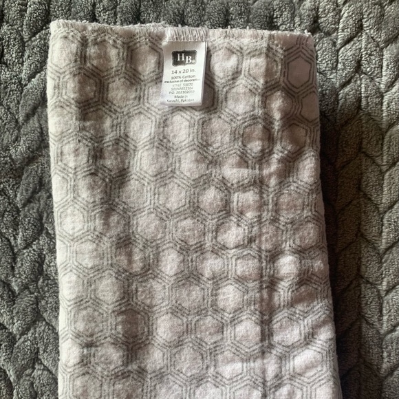 Baby Linen Lot; 4 Bibs, Hooded Towel, 3 Pack and play Sheets, 4 Burp Cloths - Picture 4 of 14